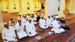 Huzoor-e-'Aali (tus) offering Namaaz in Maslid e Shajarah